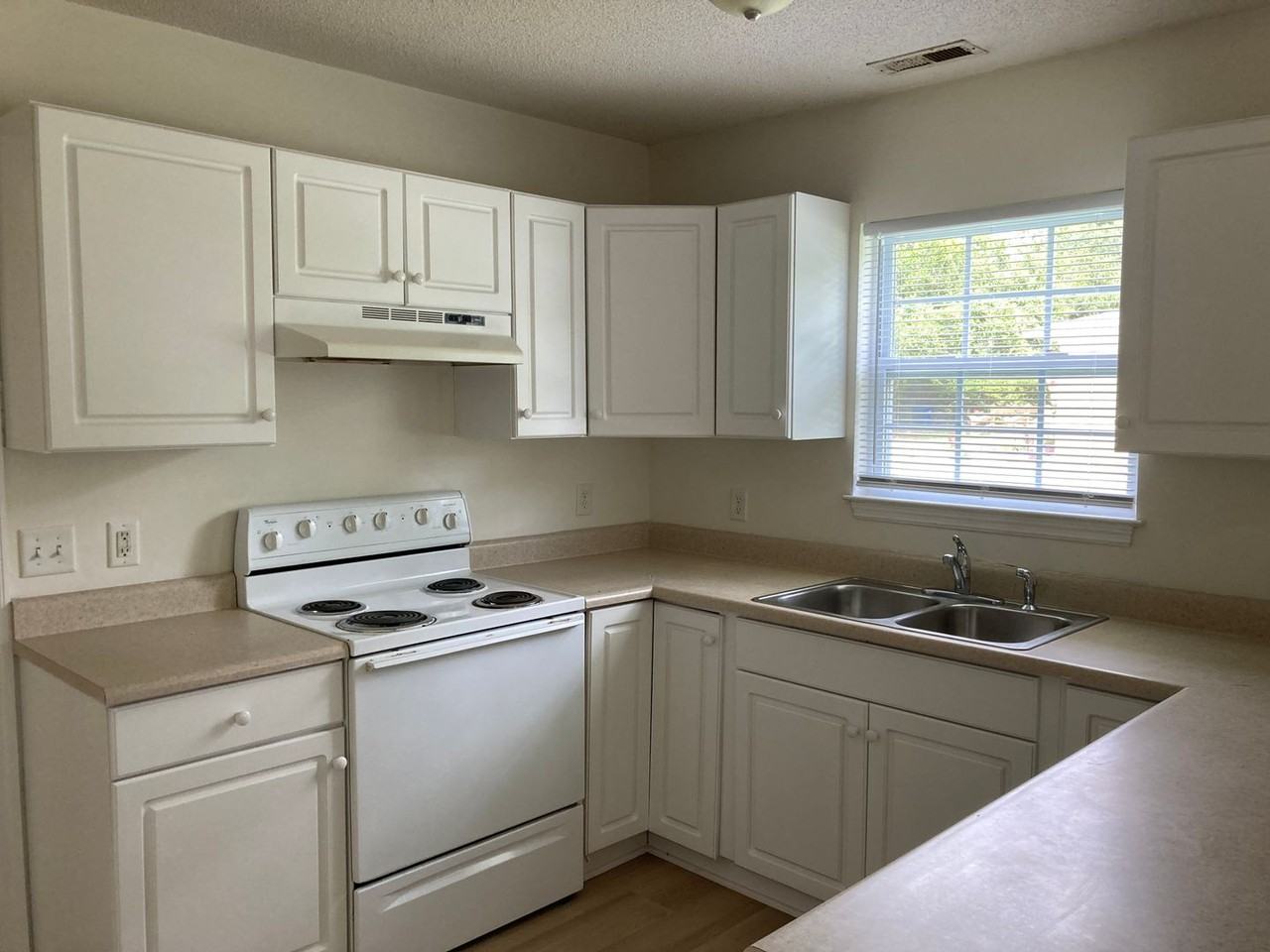 4011 Masonboro Loop Rd - Photo 6 of 11