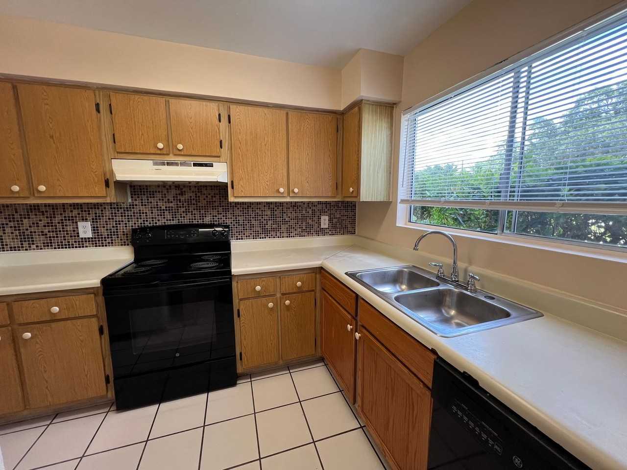 12116 Napiers Cir - Photo 2 of 14