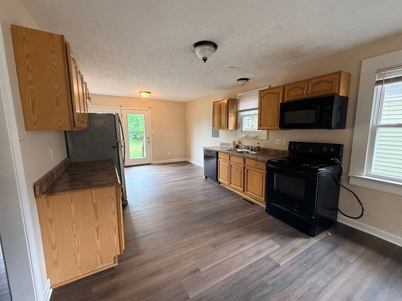 1307 Magnolia St - Photo 3 of 9
