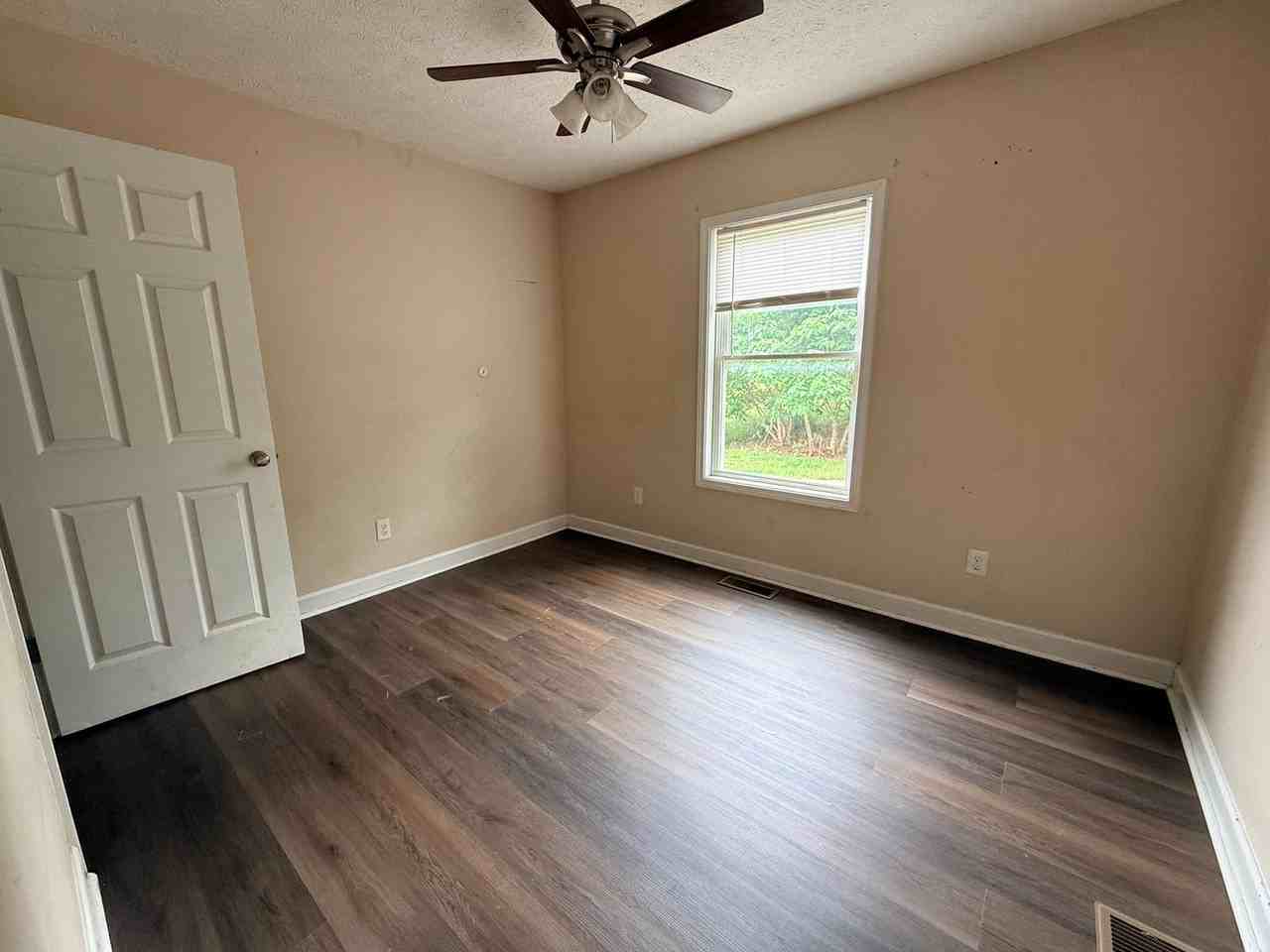 1307 Magnolia St - Photo 5 of 9