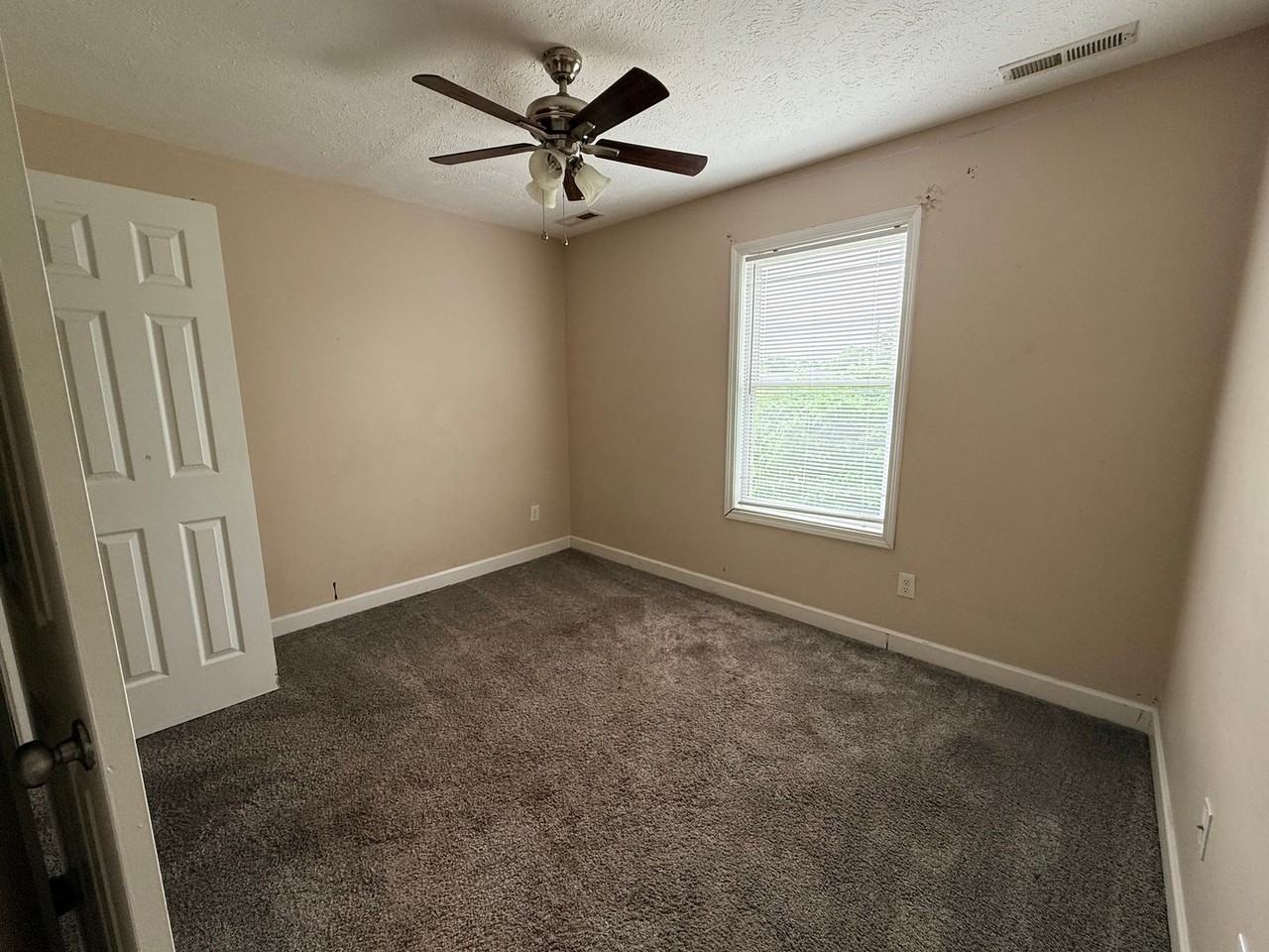 1307 Magnolia St - Photo 6 of 9