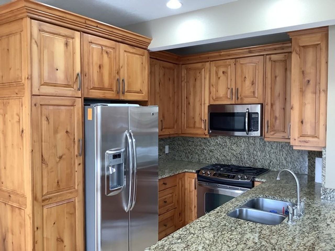 1054 Lincoln Ln - Photo 2 of 10
