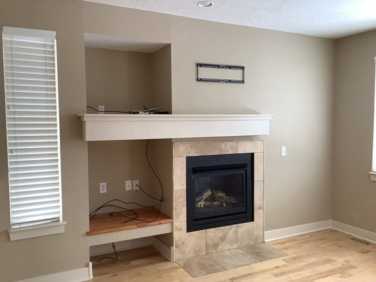 1054 Lincoln Ln - Photo 3 of 10