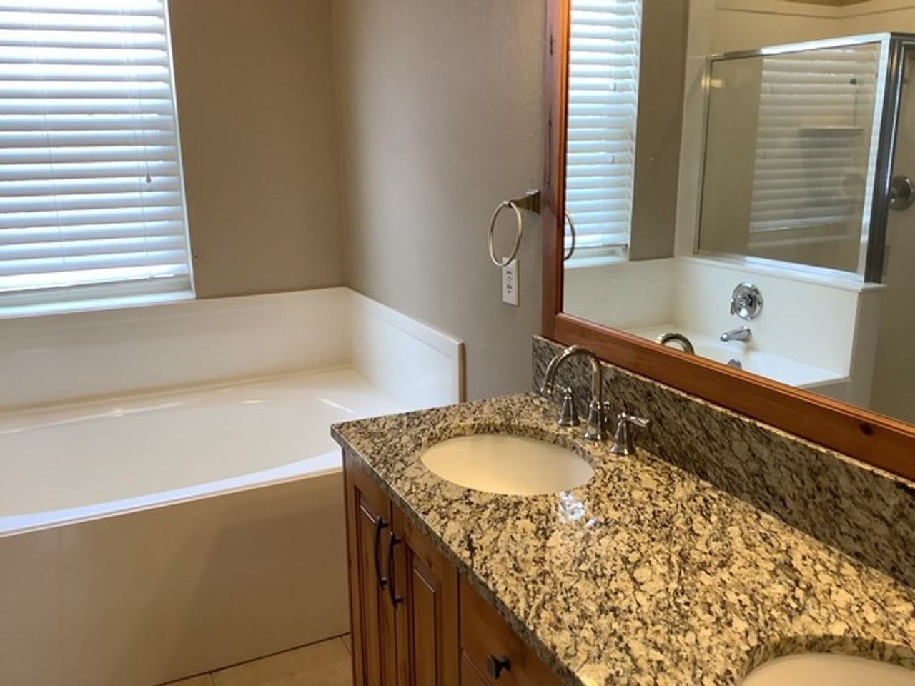 1054 Lincoln Ln - Photo 4 of 10