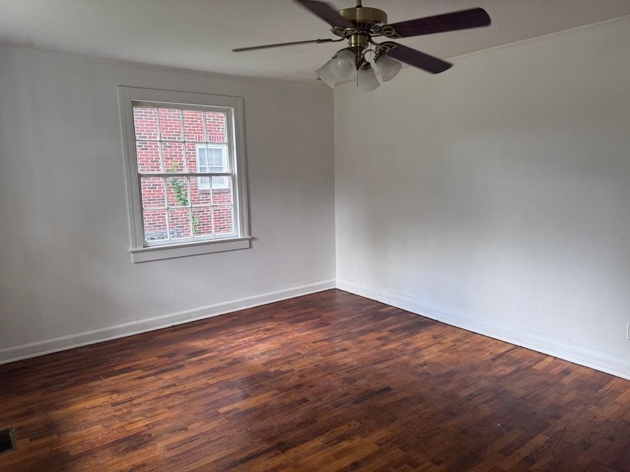 303 1/2 W Washington Ave - Photo 3 of 9