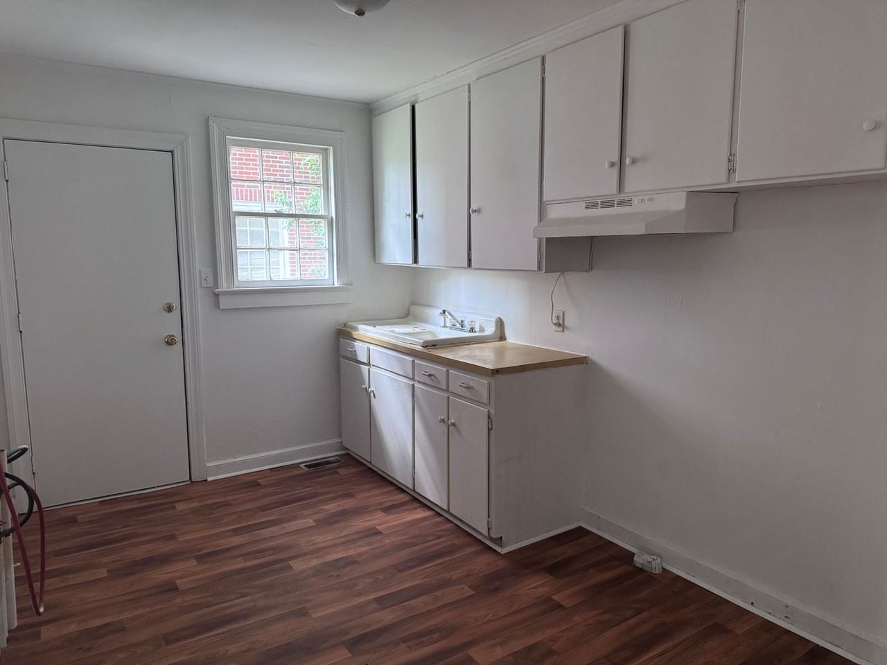303 1/2 W Washington Ave - Photo 4 of 9