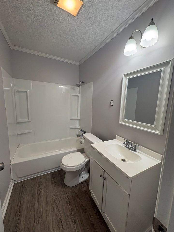 5019 Greenview Dr - Photo 3 of 10