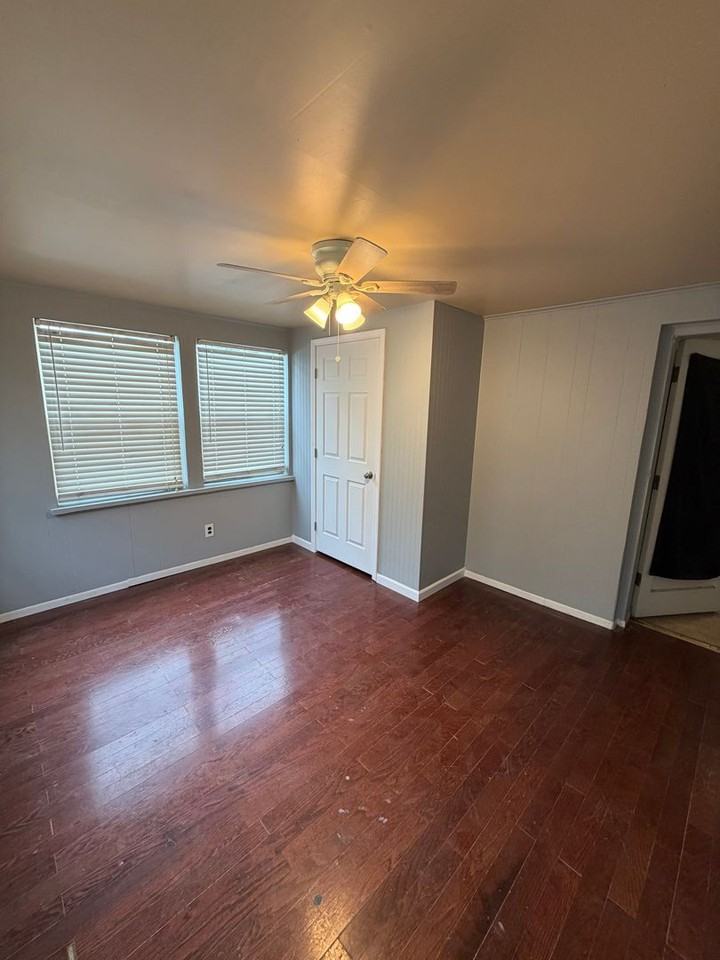 1927 Stillwater Dr - Photo 5 of 9