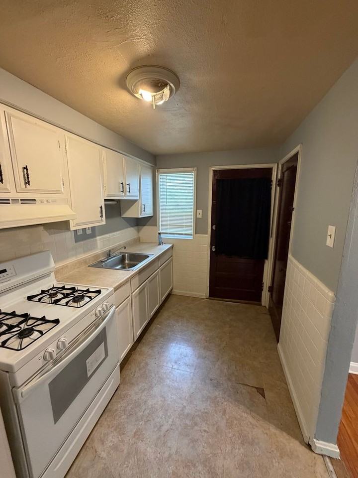 1927 Stillwater Dr - Photo 6 of 9