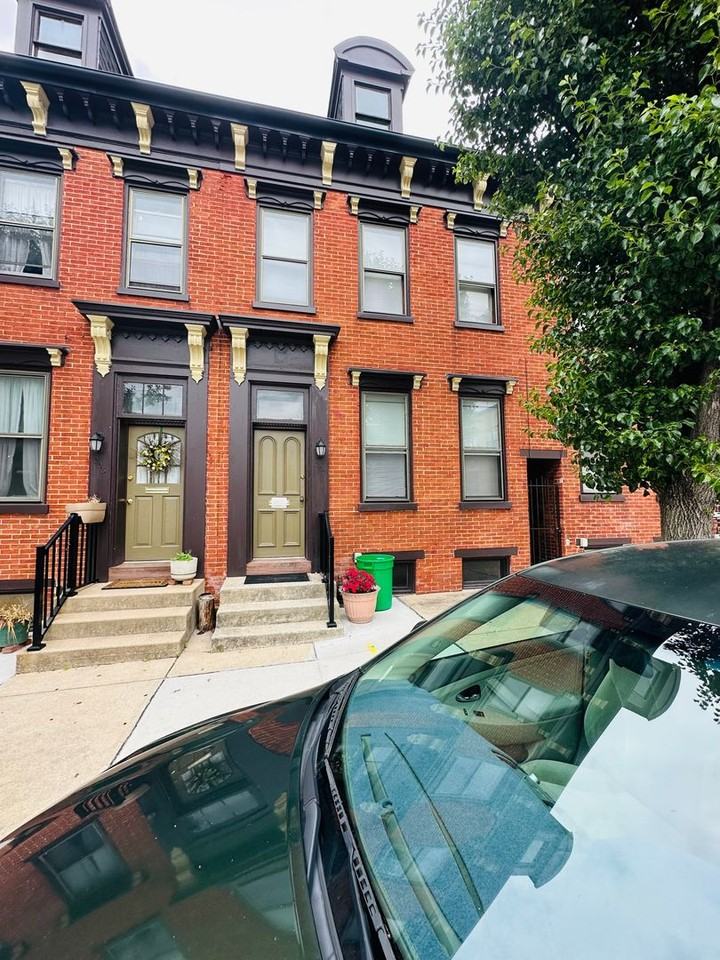 207 S Beaver St - Photo 2 of 6