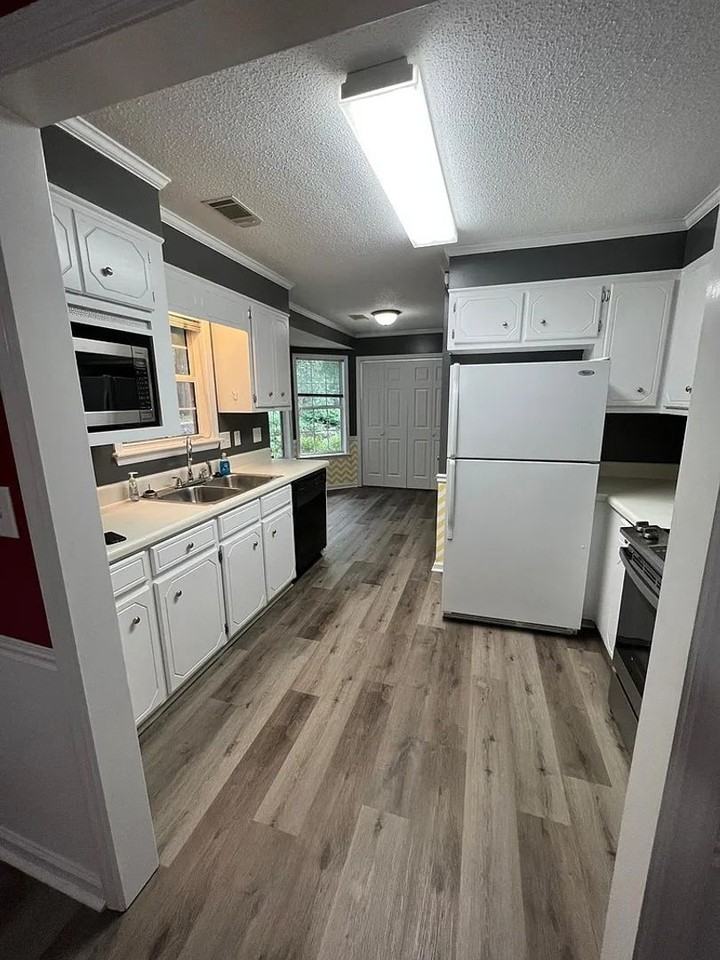 2945 Pointewest Dr - Photo 5 of 17