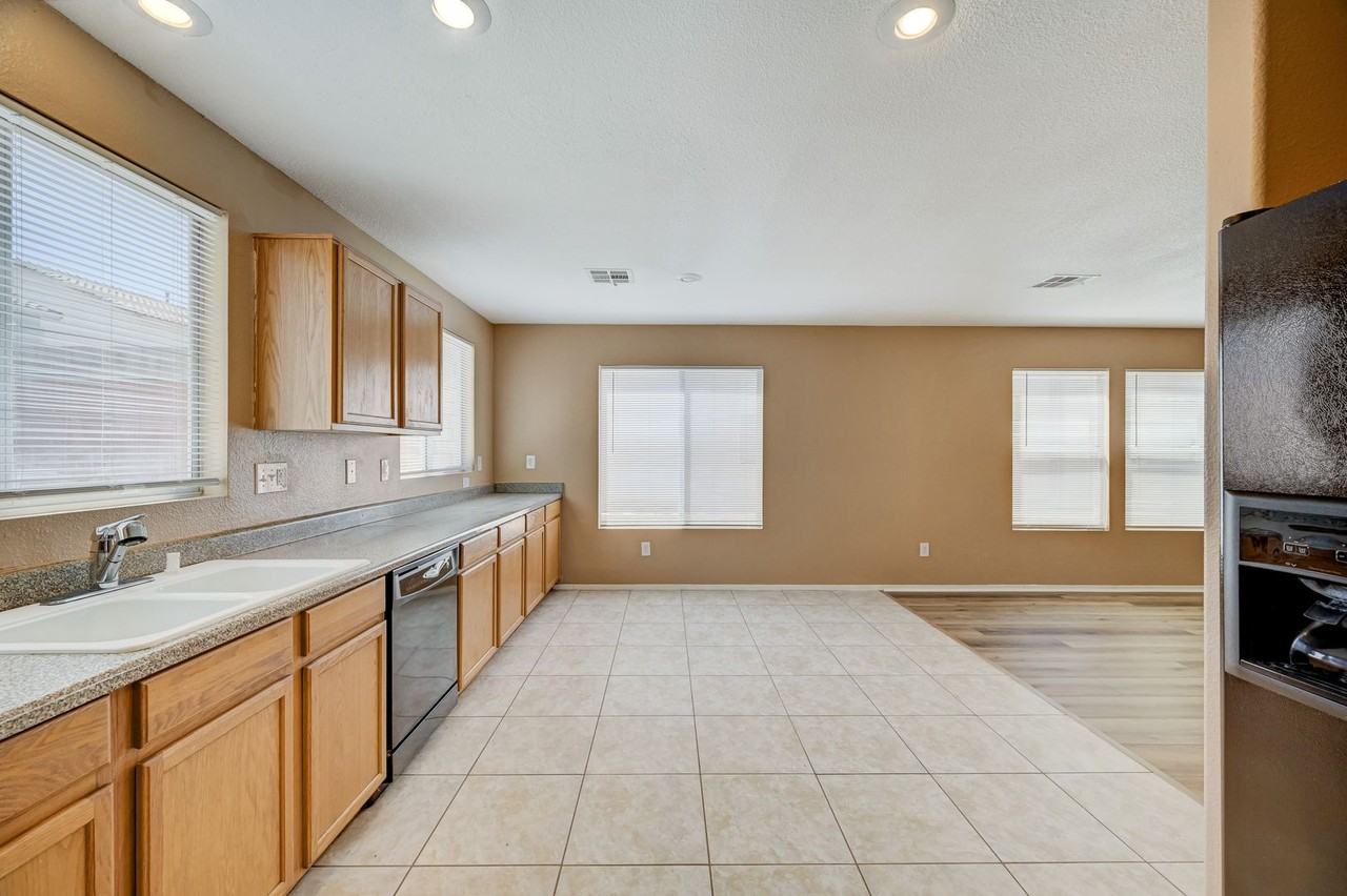 8621 Grand Pine Ave - Photo 4 of 44