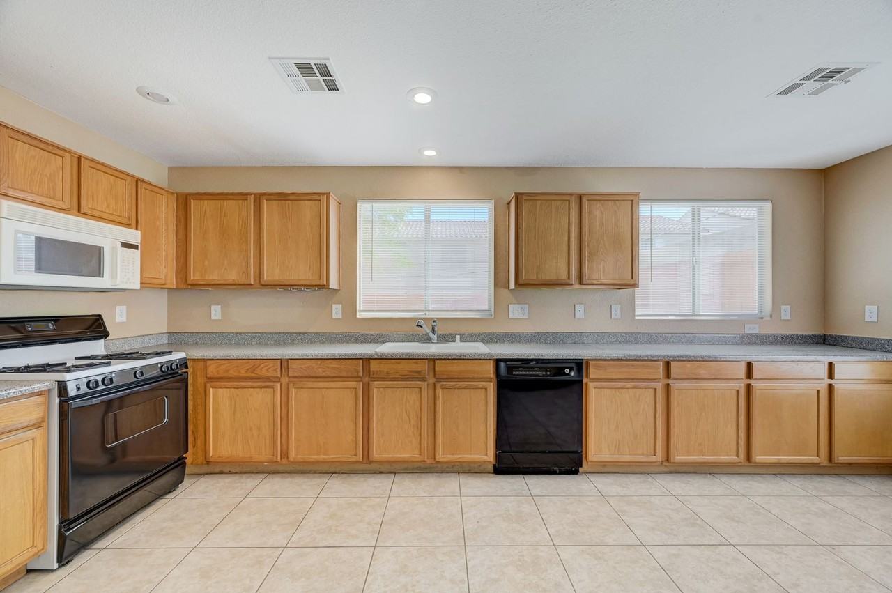 8621 Grand Pine Ave - Photo 6 of 44
