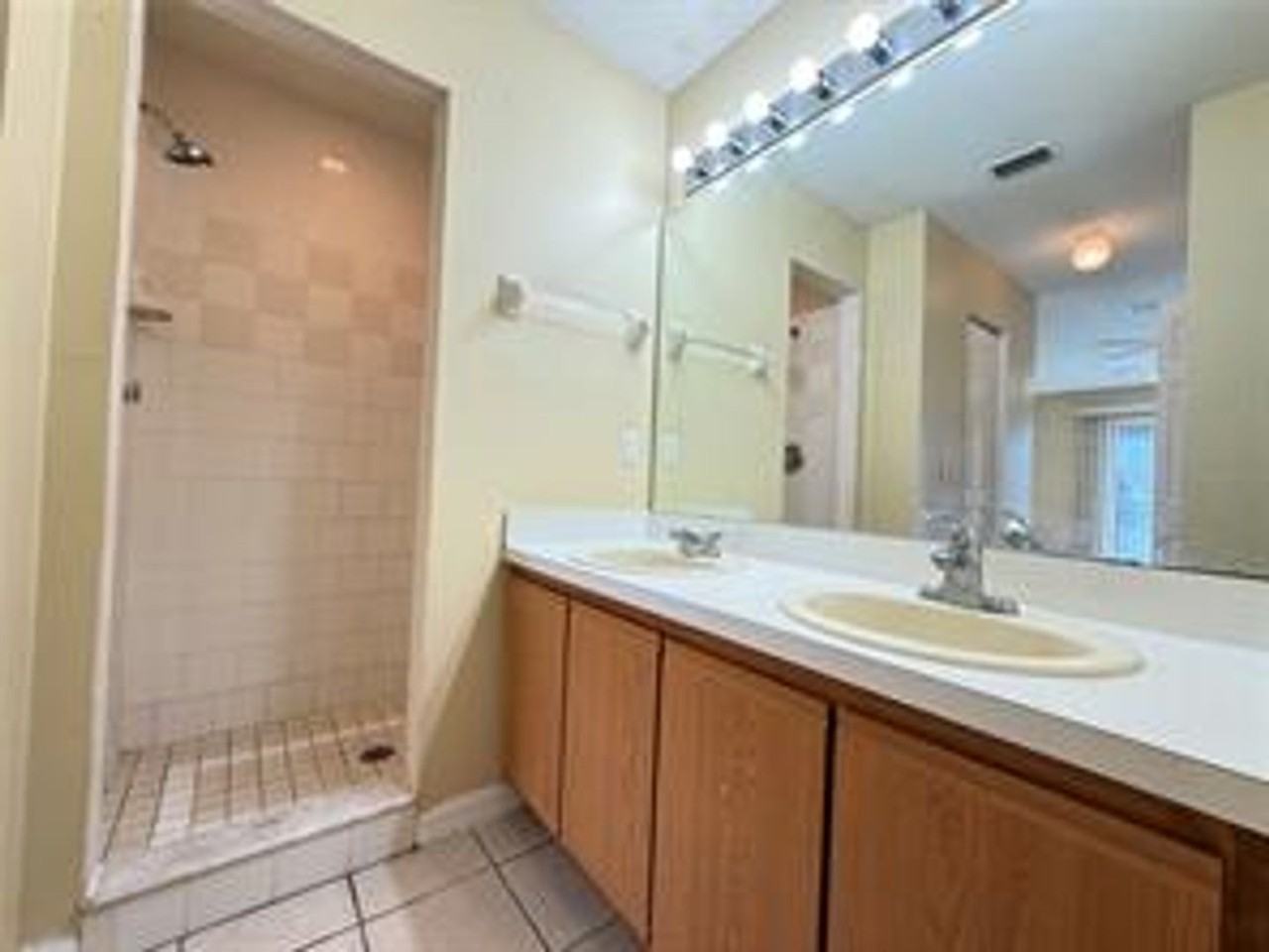 724 Versailles Ln - Photo 3 of 13