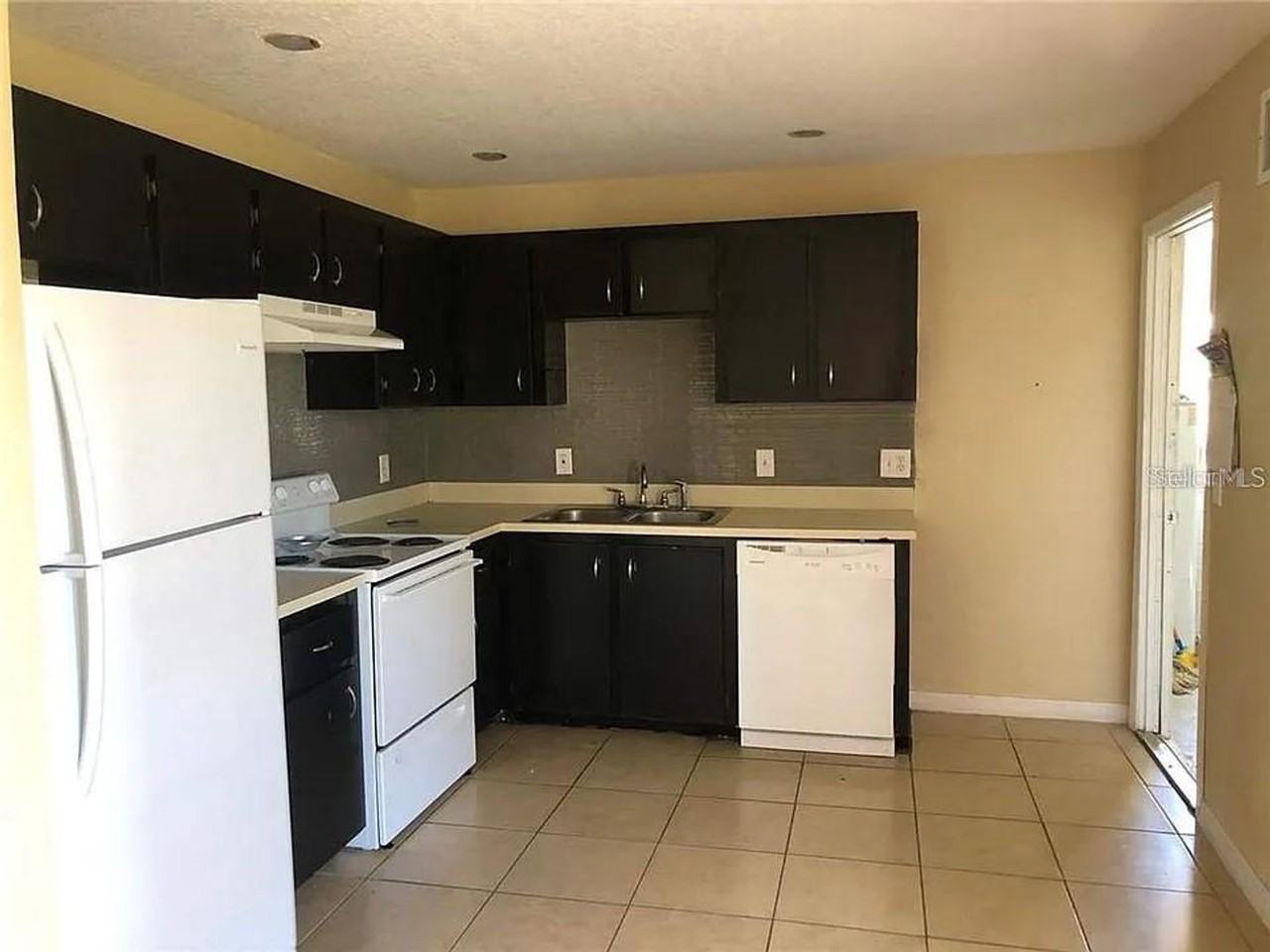 330 Colonade Ct - Photo 2 of 6