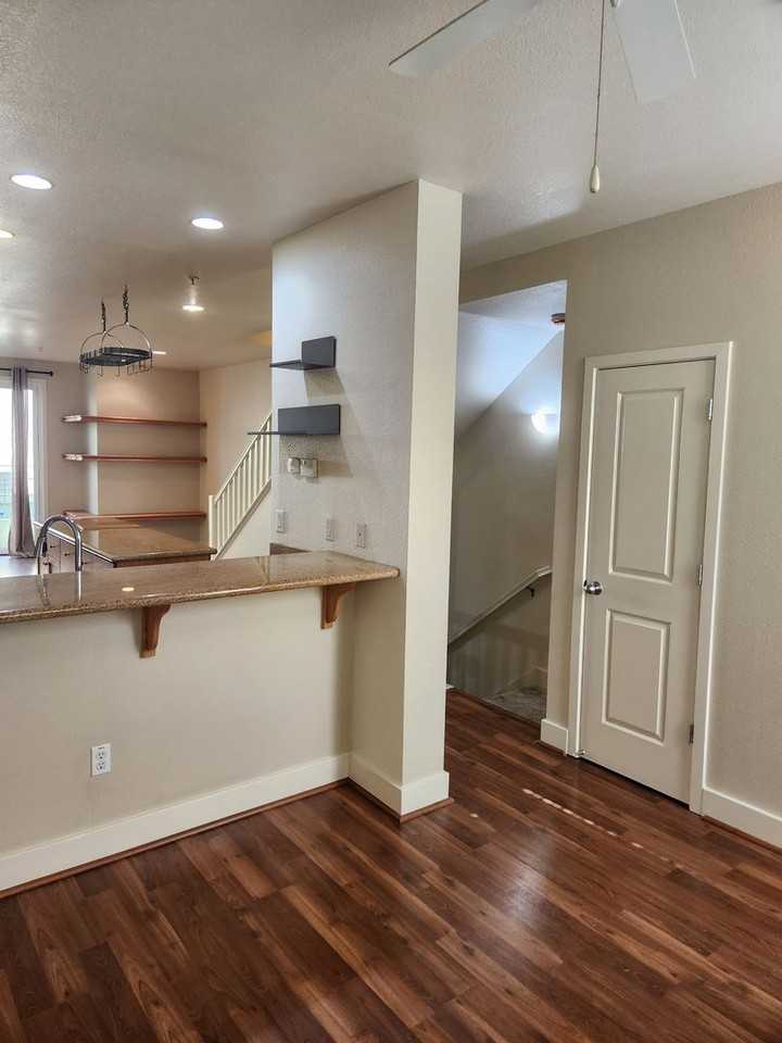 338 City Center Dr - Photo 2 of 23