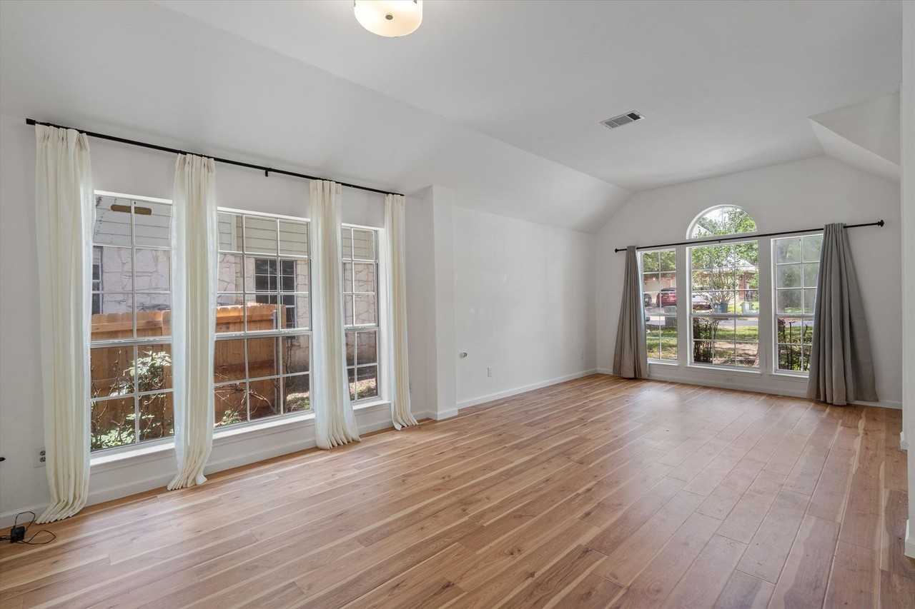 100 Parque Cir - Photo 4 of 39