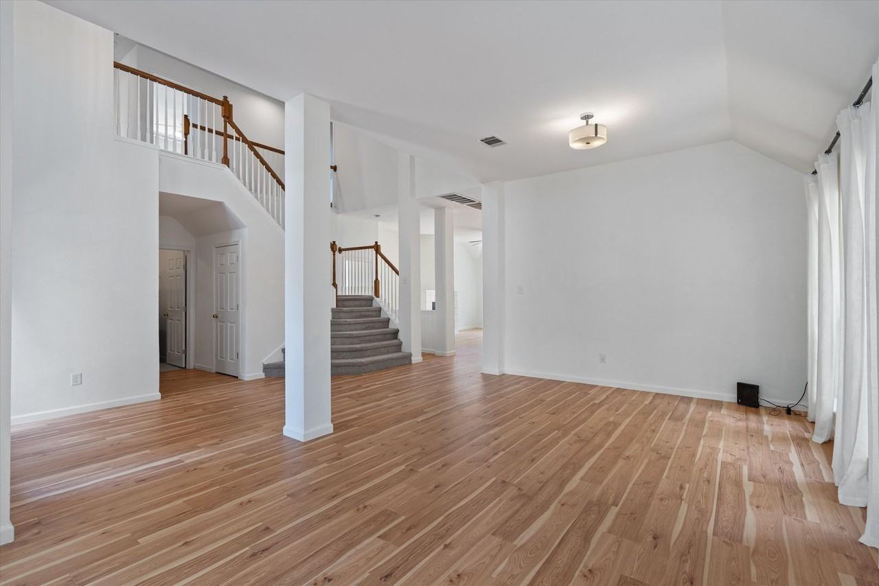 100 Parque Cir - Photo 5 of 39