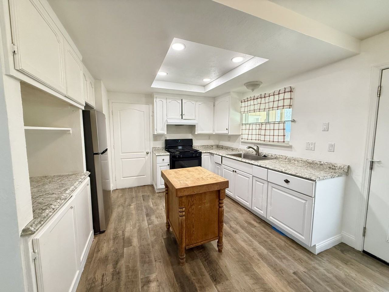 12 Line St - Photo 4 of 9