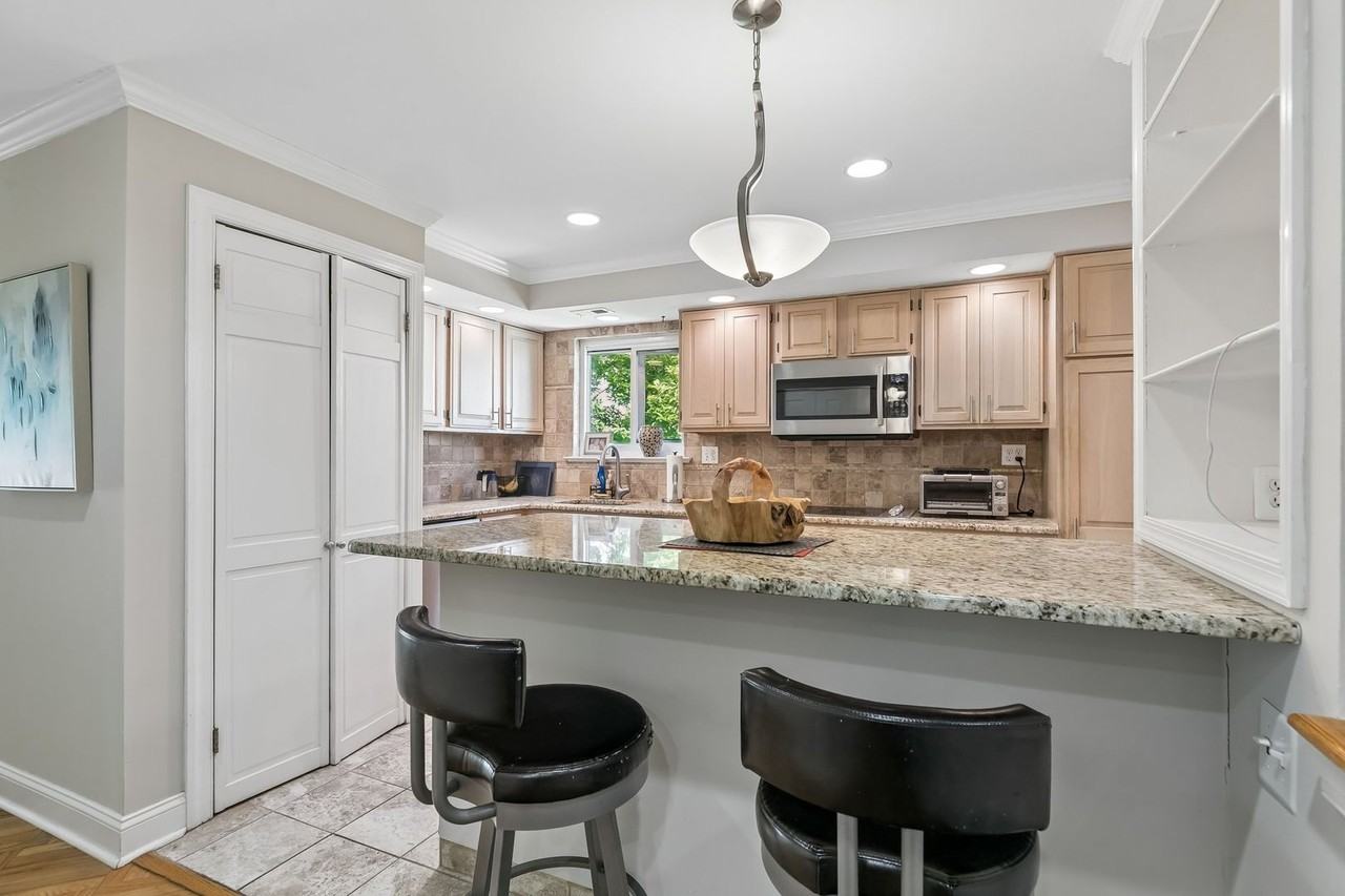 1740 Oakwood Ter - Photo 2 of 48