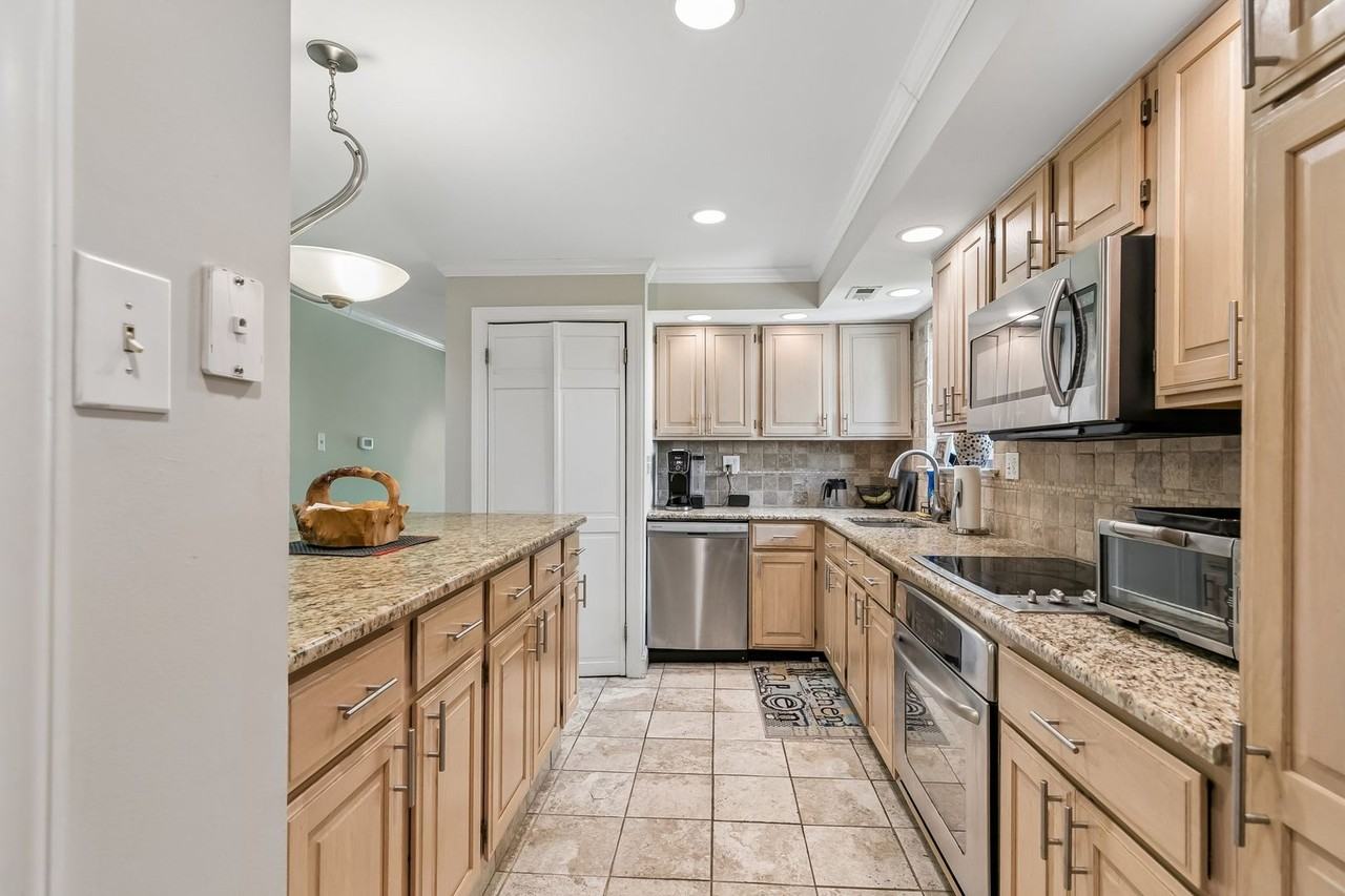 1740 Oakwood Ter - Photo 3 of 48