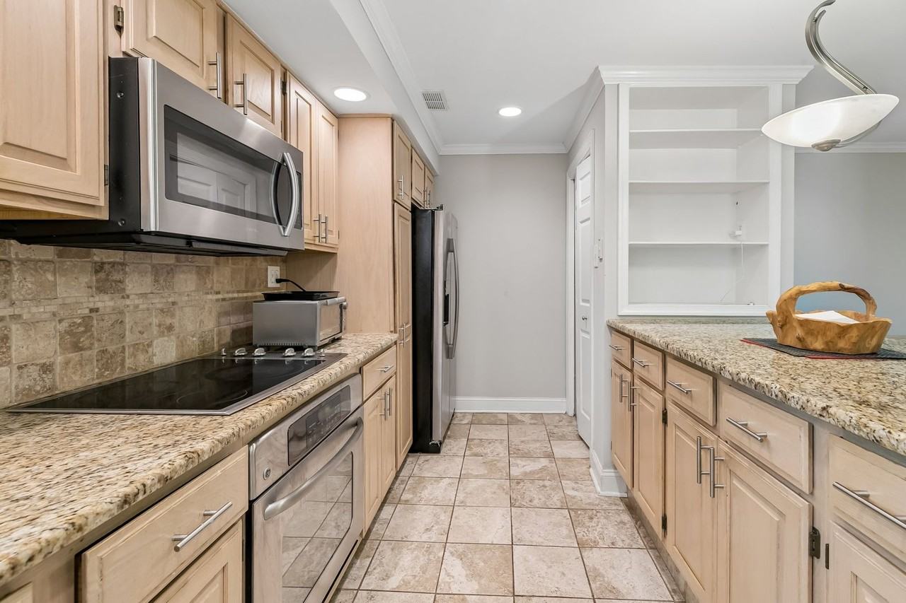 1740 Oakwood Ter - Photo 4 of 48