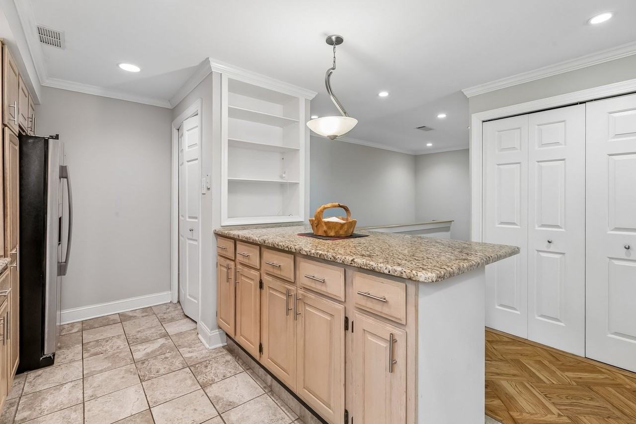 1740 Oakwood Ter - Photo 5 of 48