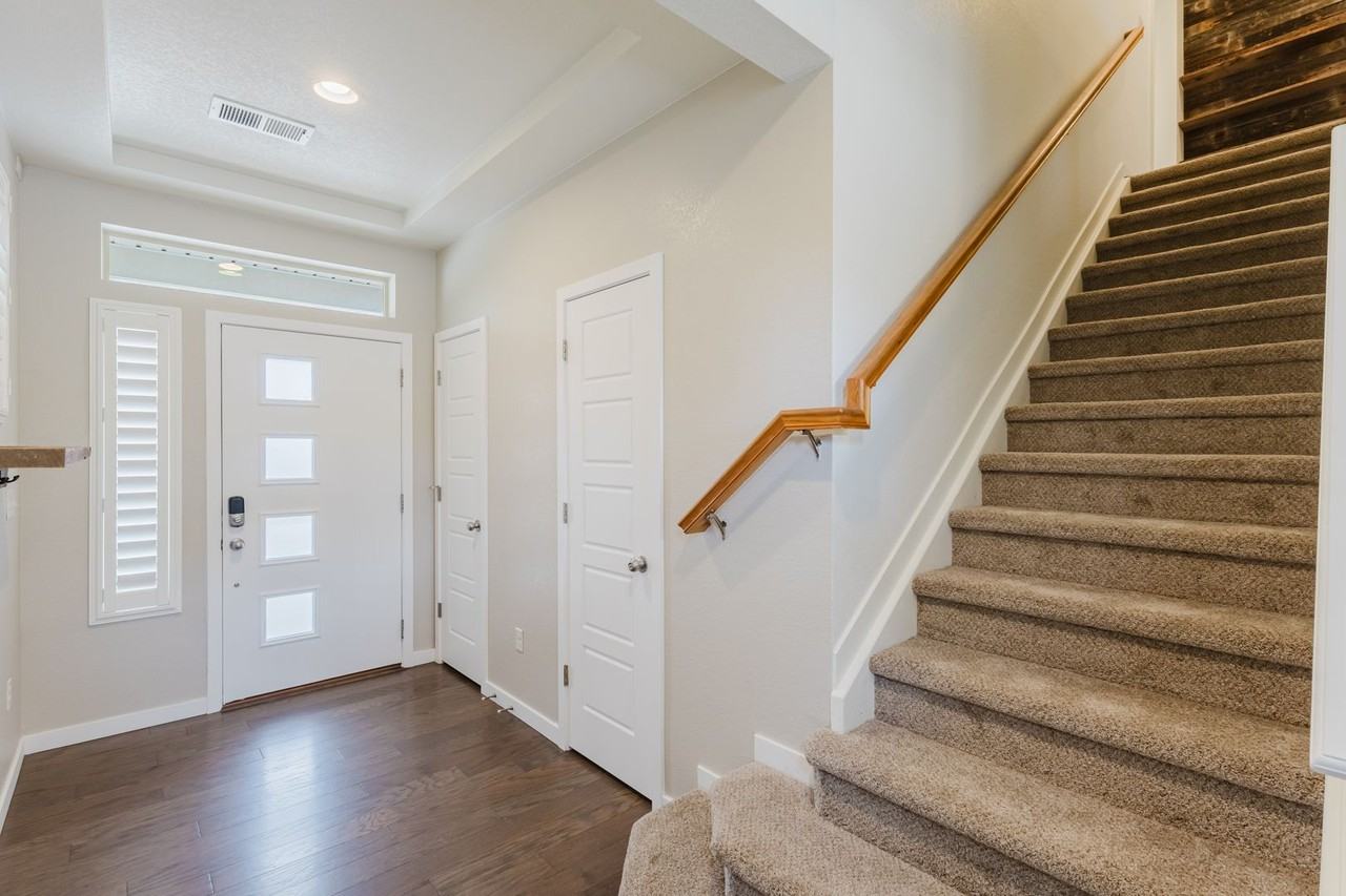 2656 Champagne Ave - Photo 2 of 50