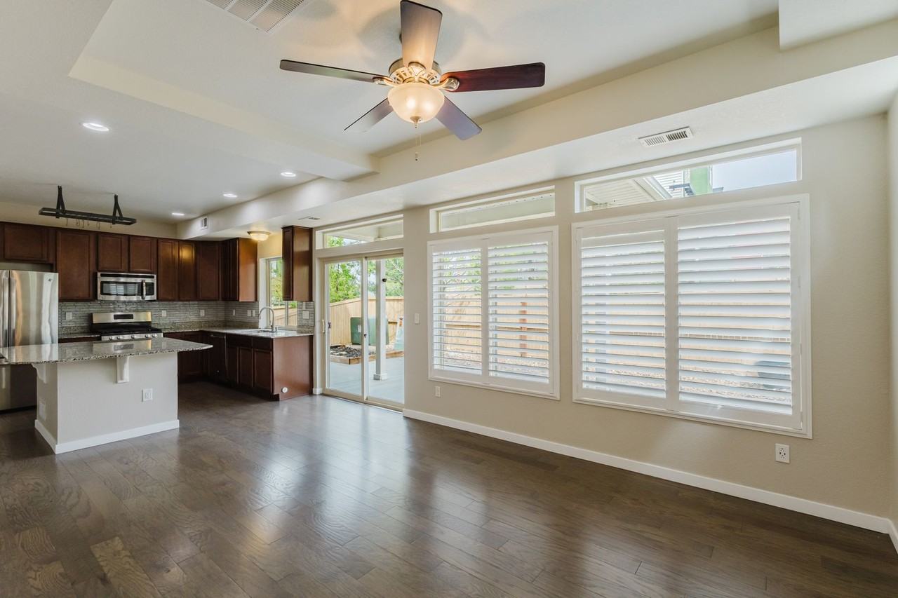 2656 Champagne Ave - Photo 3 of 50