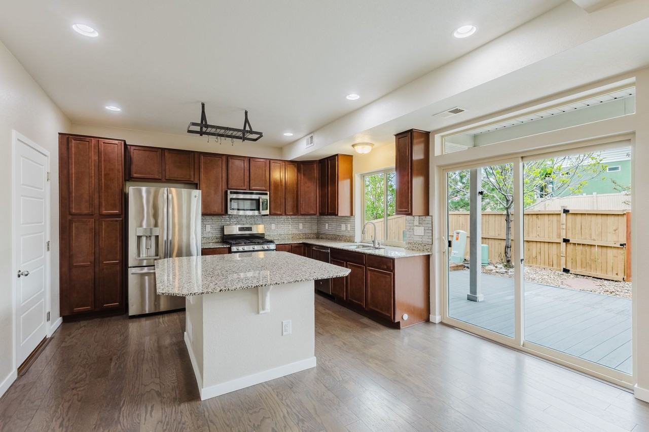 2656 Champagne Ave - Photo 4 of 50
