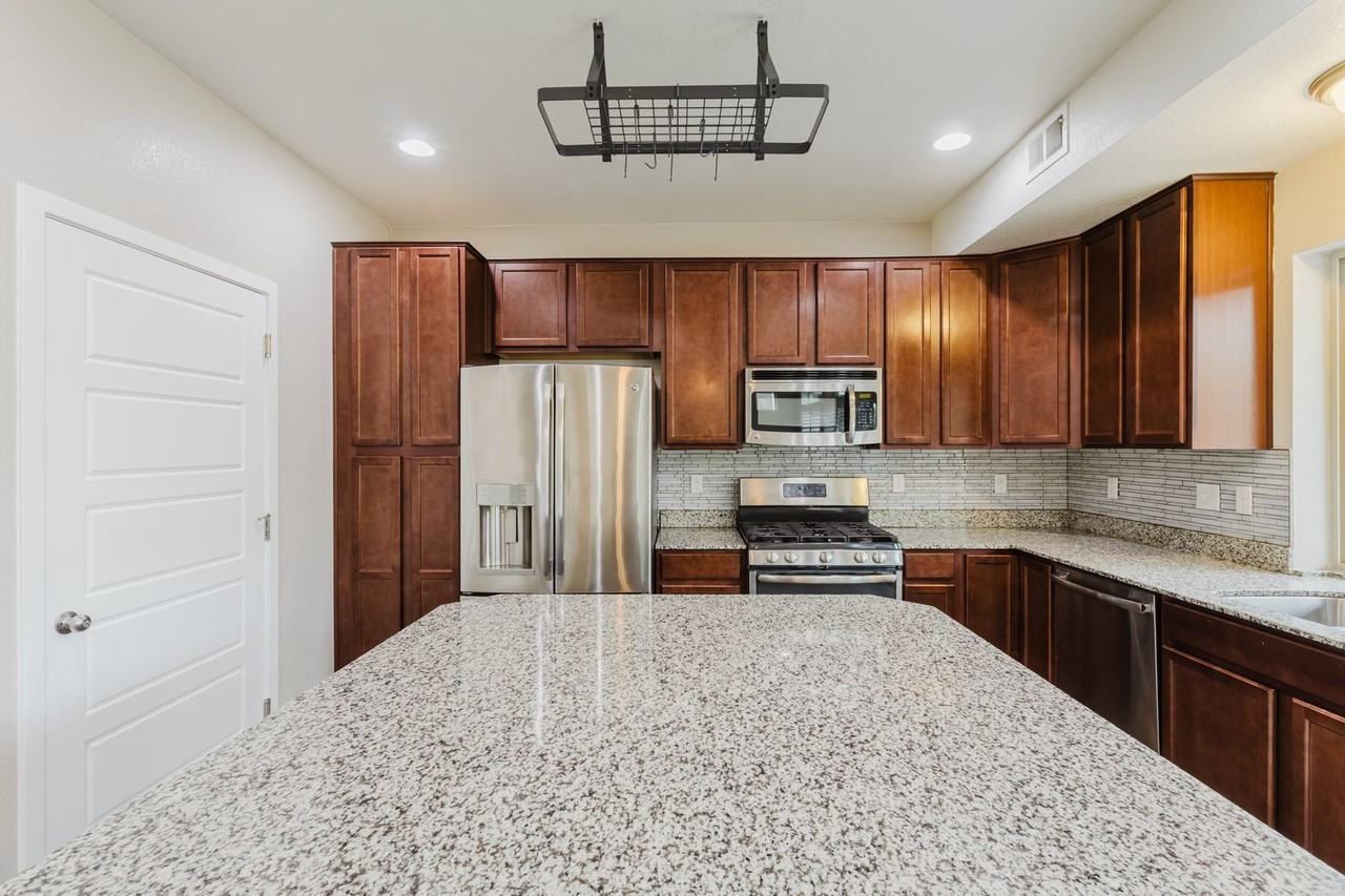 2656 Champagne Ave - Photo 5 of 50