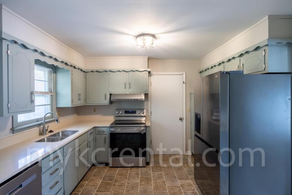 9108 W 95th St - Photo 2 of 23