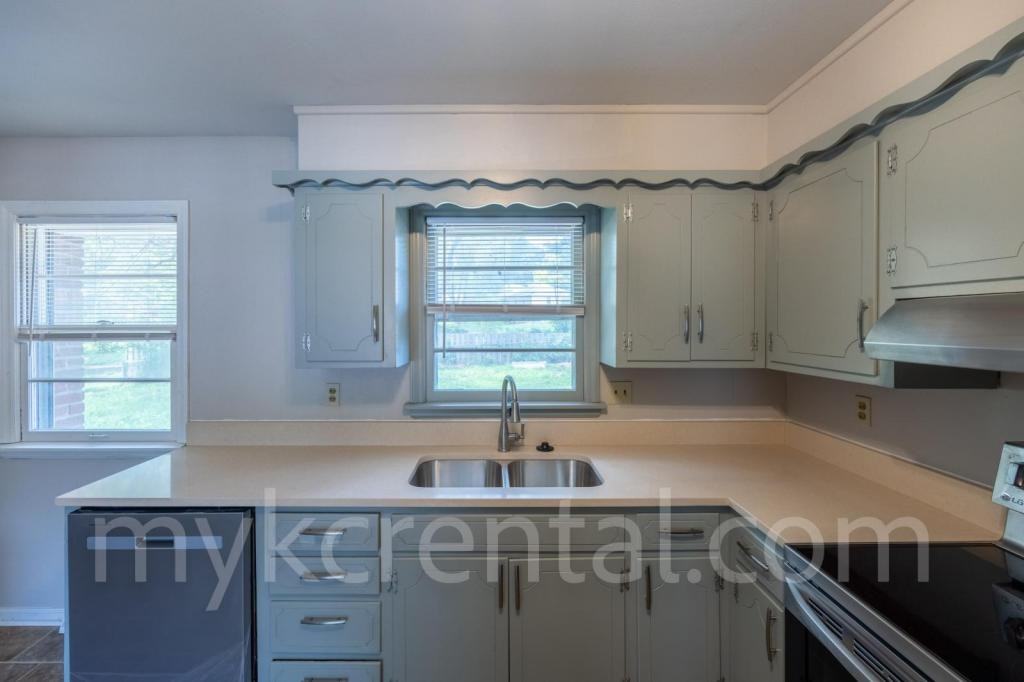 9108 W 95th St - Photo 3 of 23