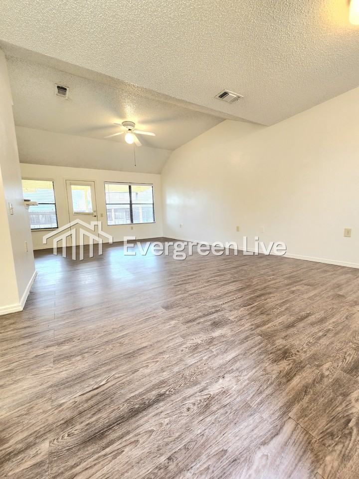 2252 Taos Ct - Photo 2 of 18