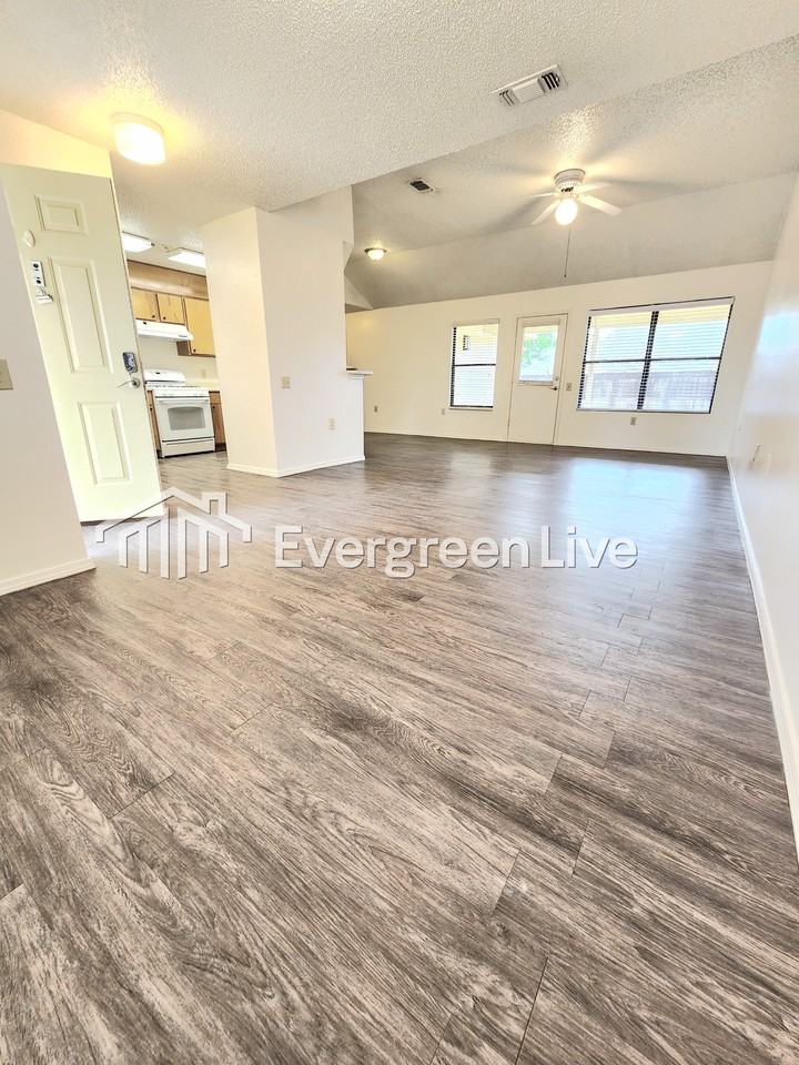 2252 Taos Ct - Photo 3 of 18