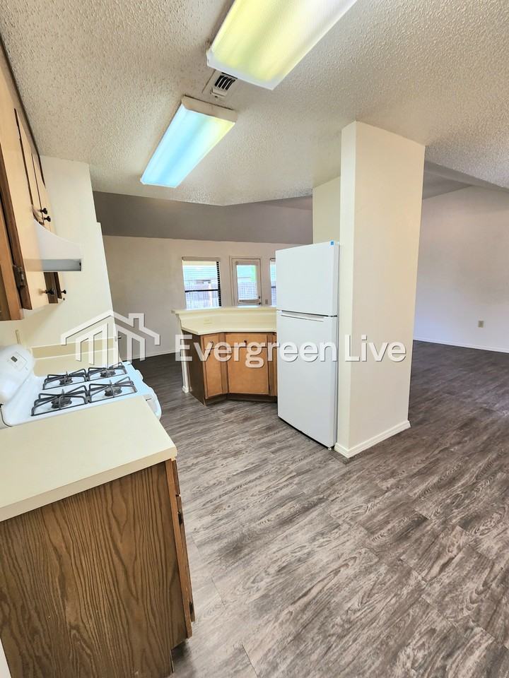 2252 Taos Ct - Photo 7 of 18