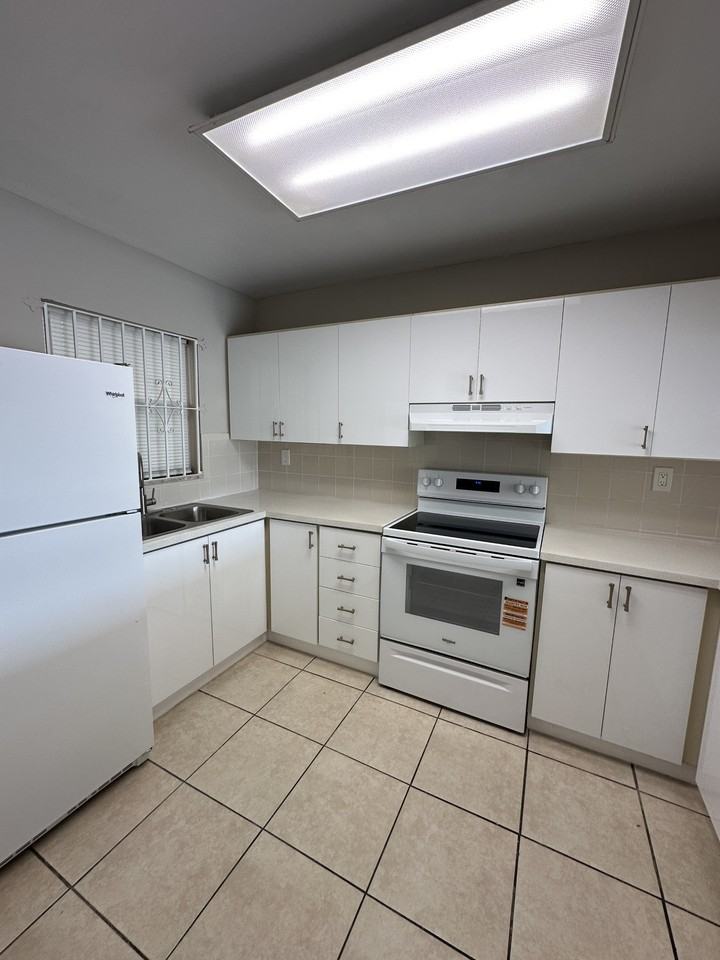 305 W 68th St #319 - Photo 4 of 15