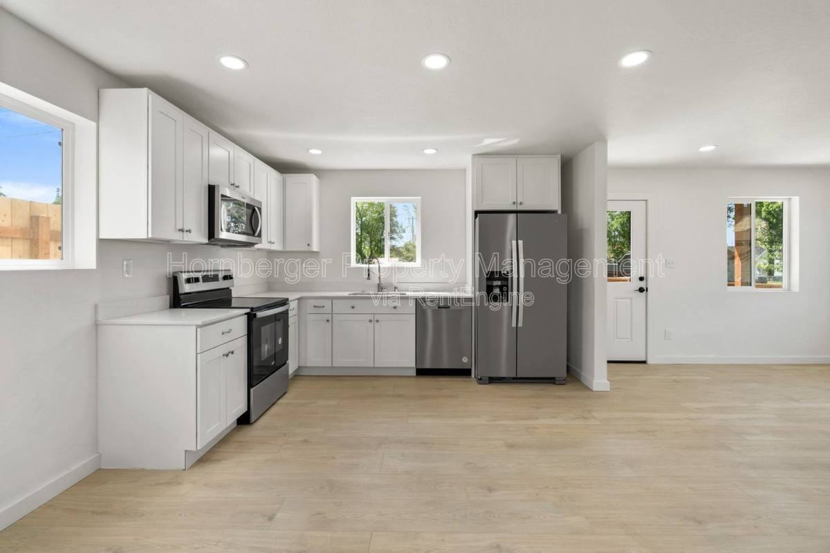1503 E Marietta Ave - Photo 2 of 10