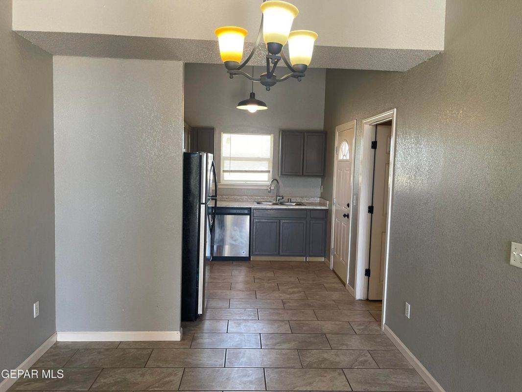 656 Orchid Dr - Photo 4 of 16