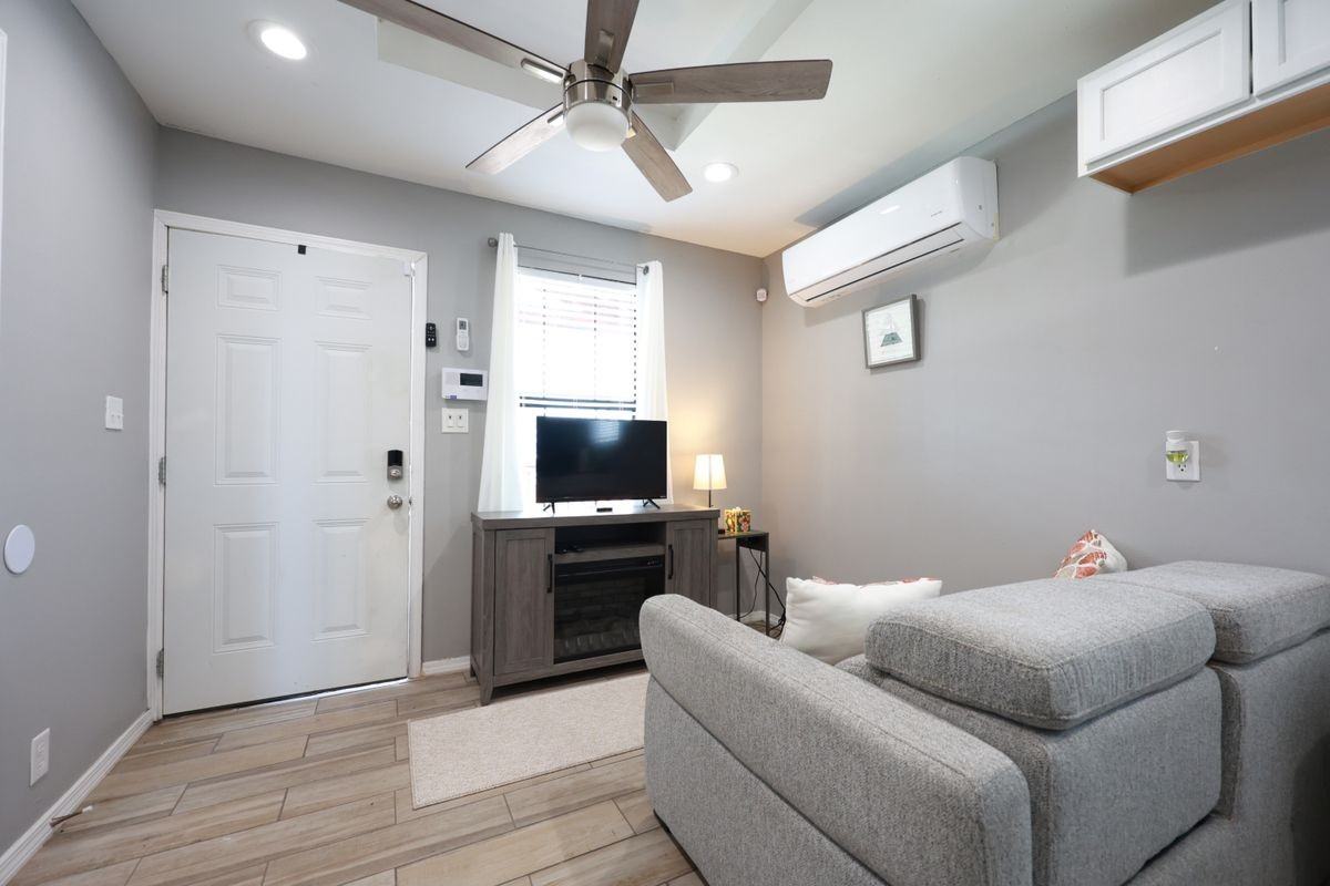 205 S Guerra Ave - Photo 2 of 9