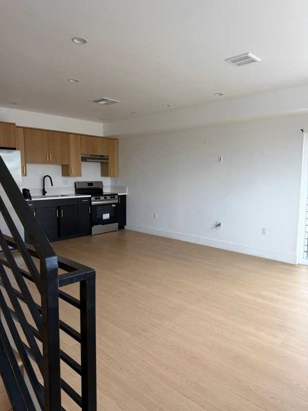 1400 W 57th St - Photo 2 of 16