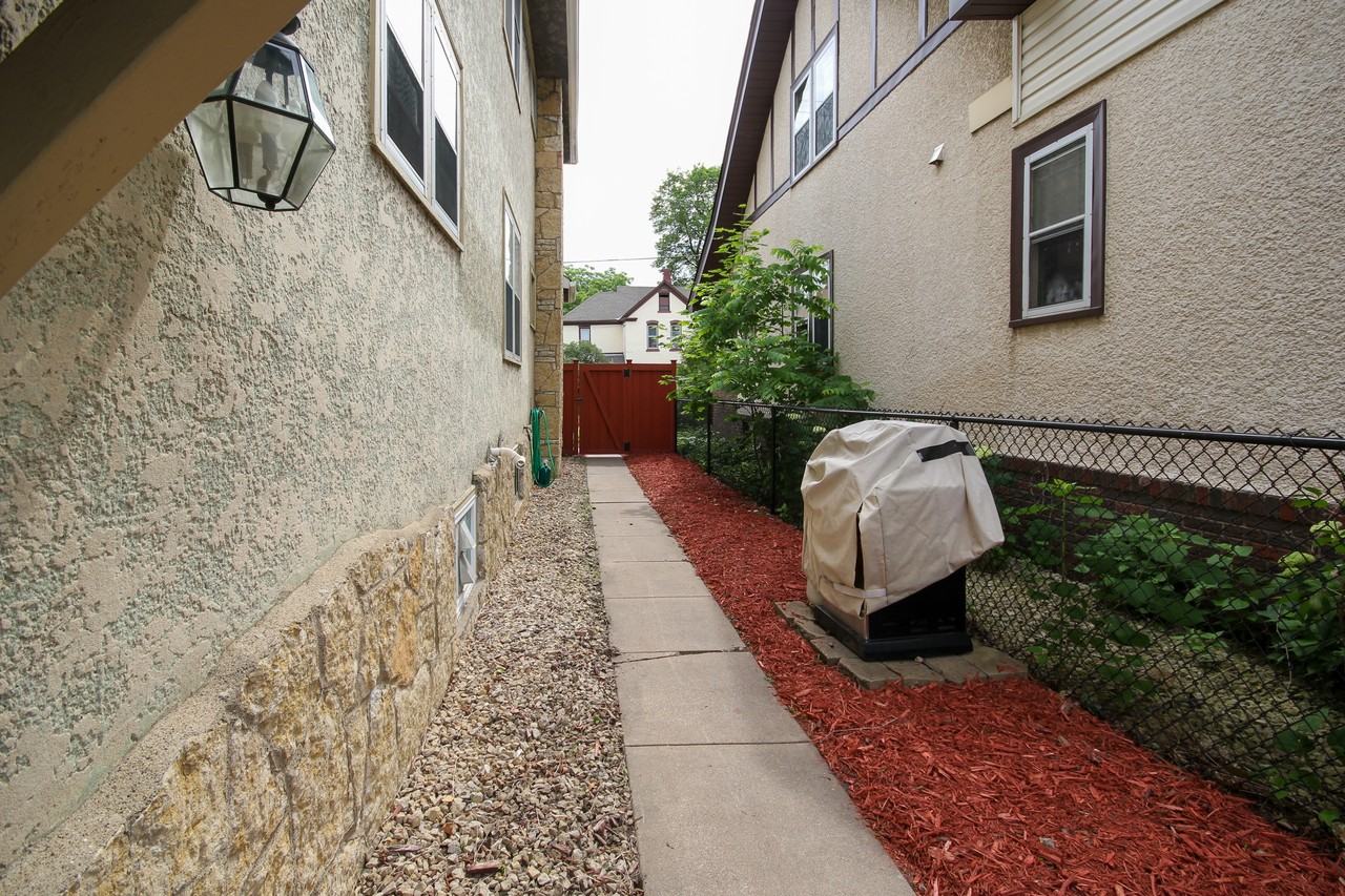 1404 University Ave Ne #1 - Photo 4 of 21
