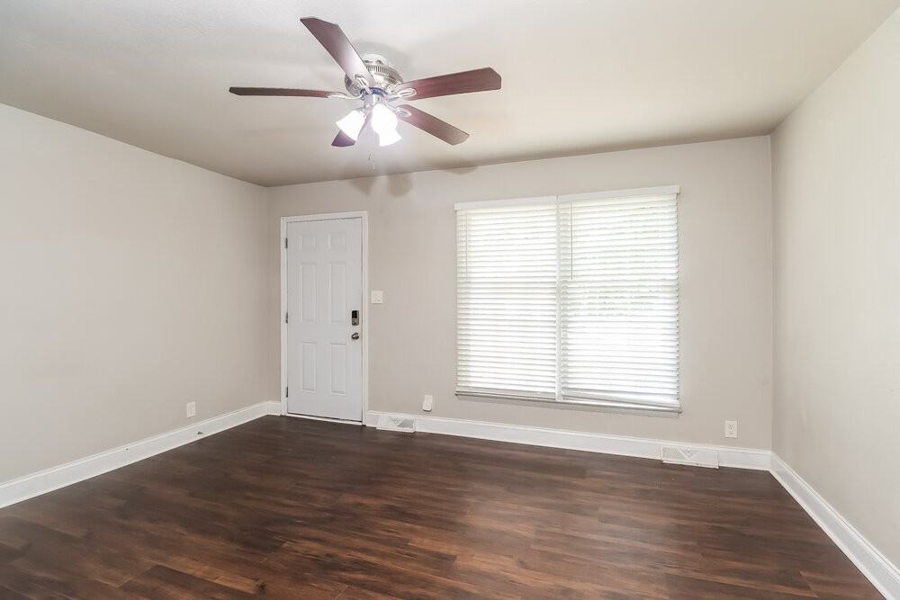 401 Sleepy Hollow Rd - Photo 4 of 16