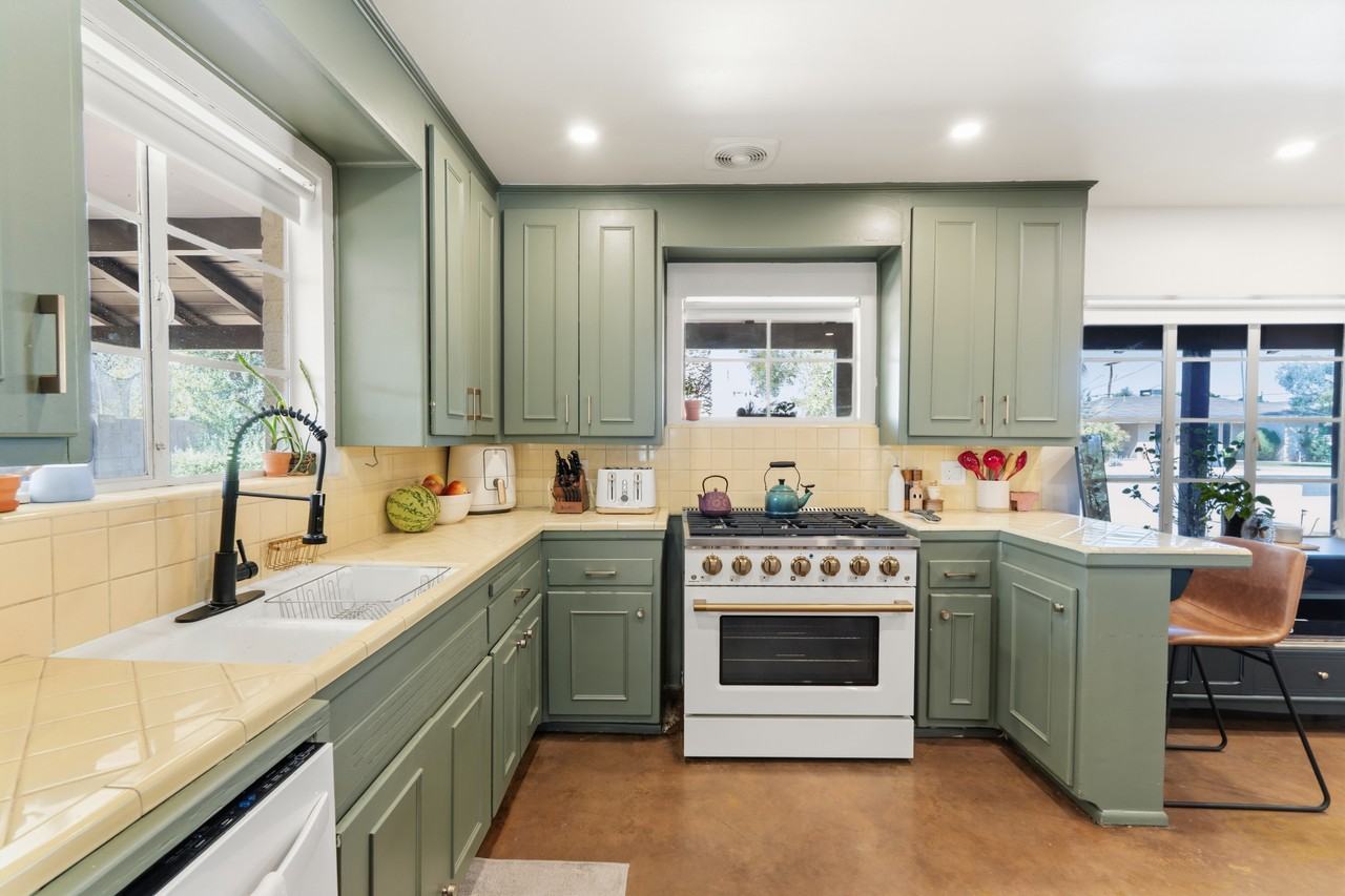 4425 North 14th Avenue - Photo 5 of 16