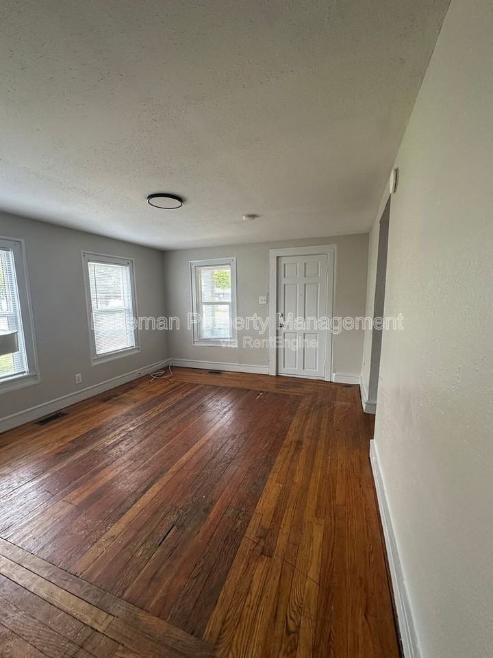 1512 S Burdick St - Photo 2 of 20