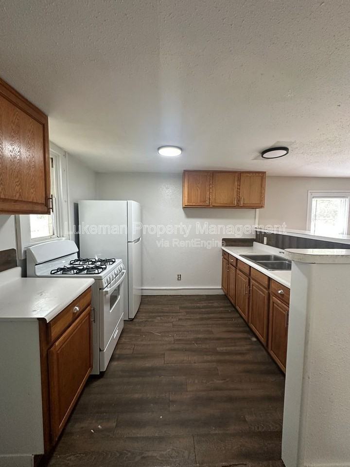 1512 S Burdick St - Photo 3 of 20