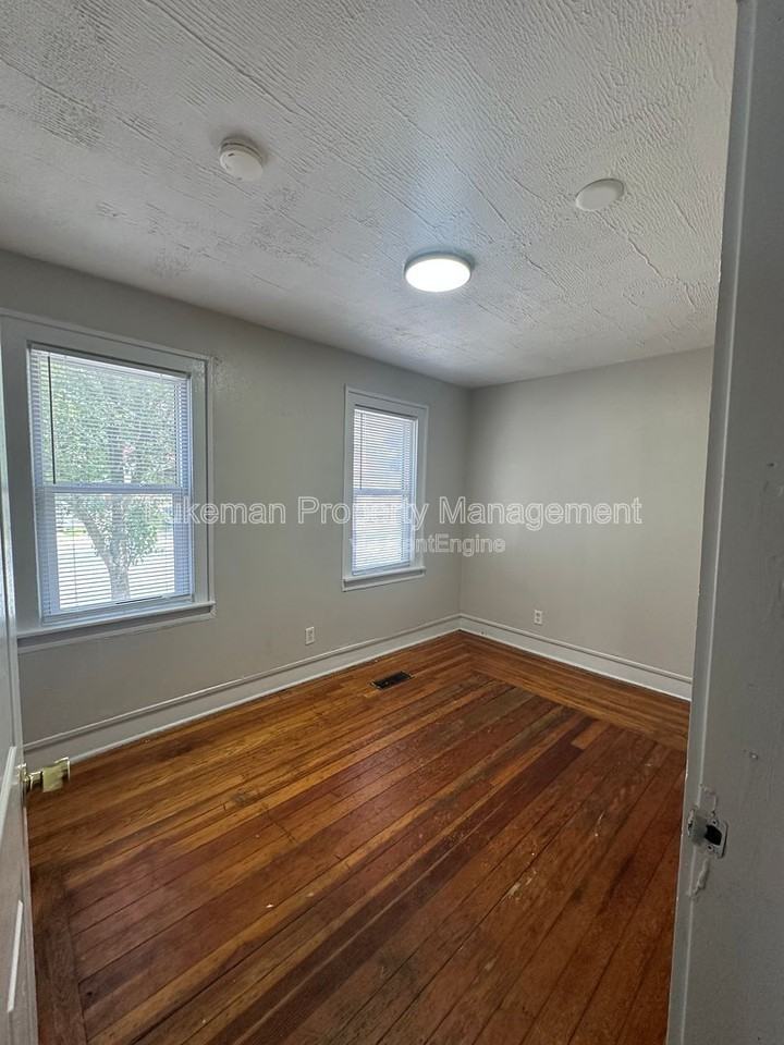 1512 S Burdick St - Photo 6 of 20