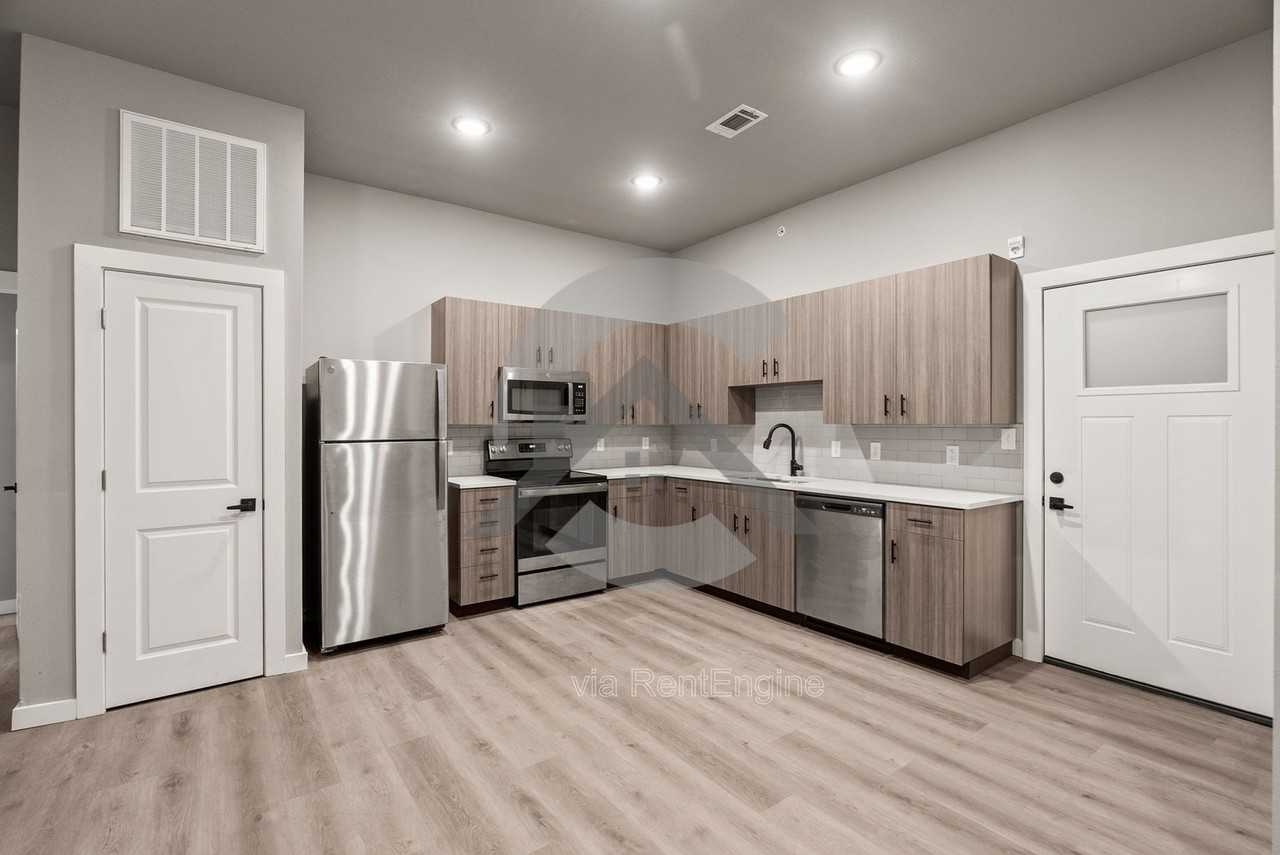 401 N Independence Ave #303 - Photo 4 of 11