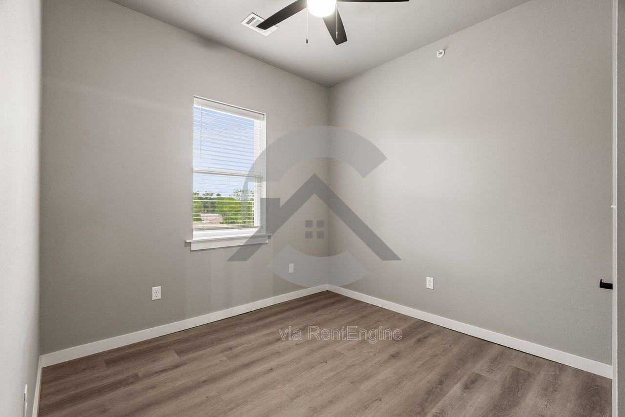 401 N Independence Ave #303 - Photo 5 of 11