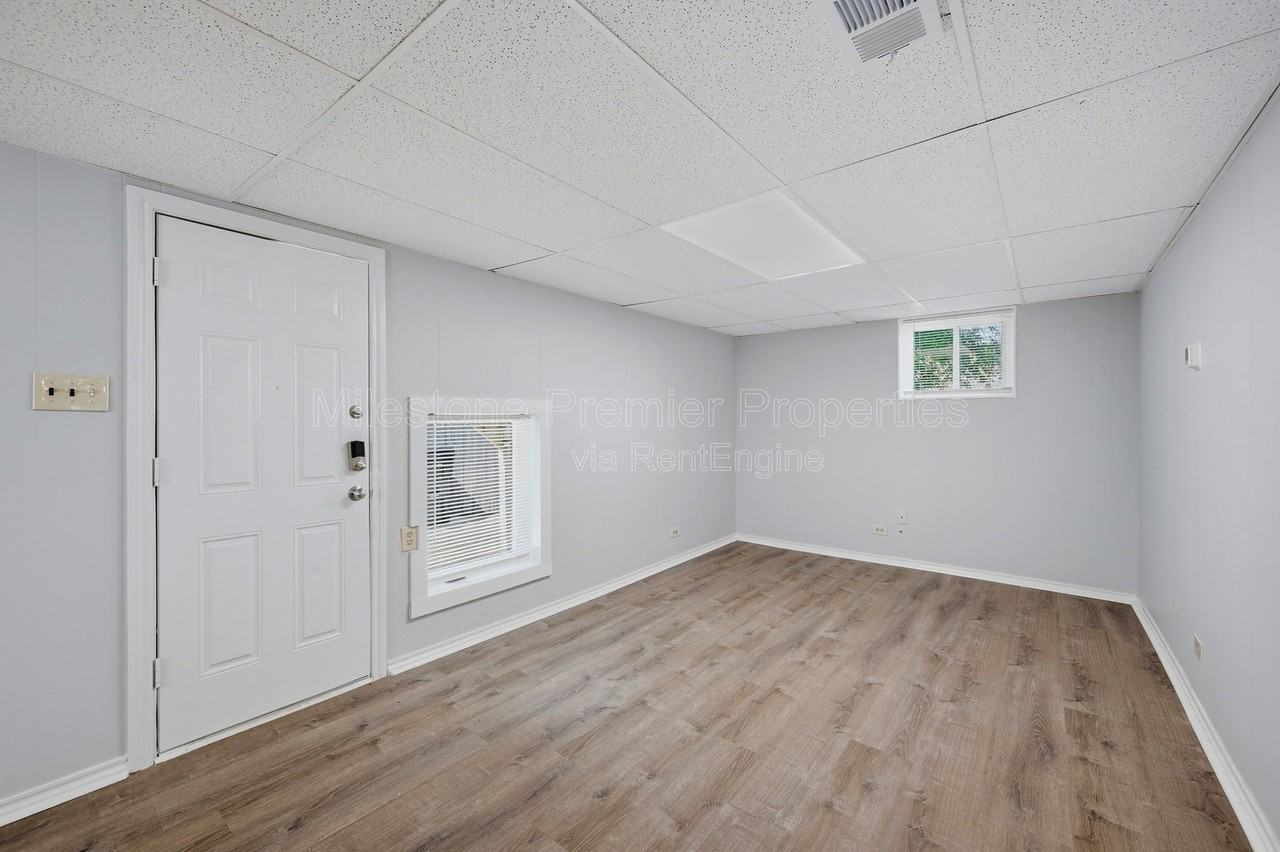 310 S Barrett Ave #101 - Photo 5 of 18
